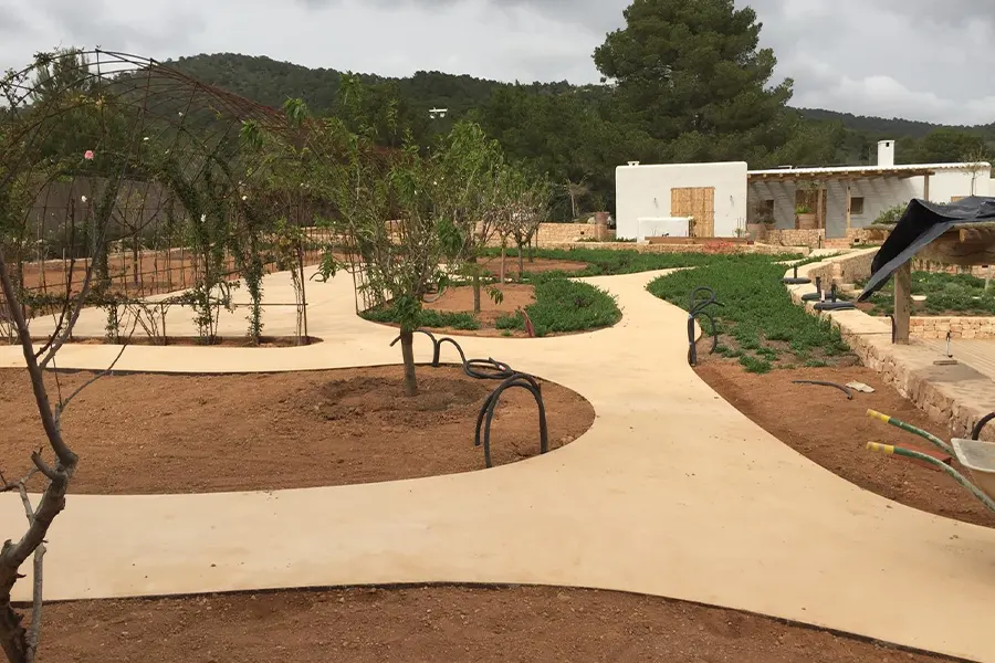construccion jardines accesos chalets ibiza